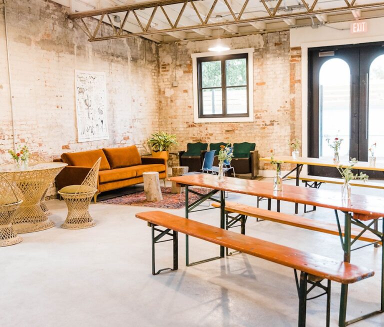 20231116TheDen10 768x654