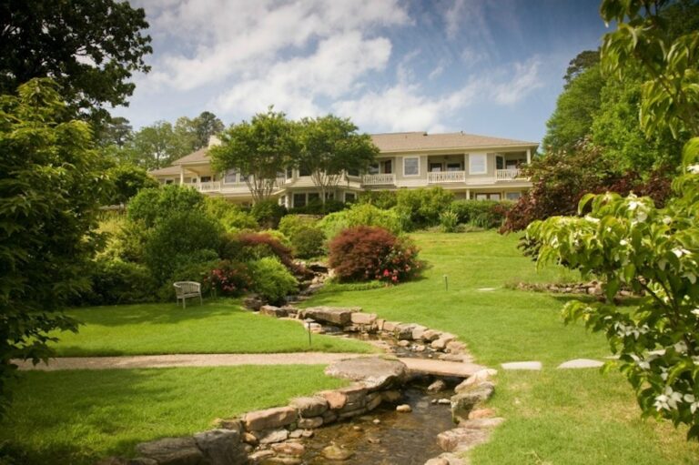 WD2018627 LookoutPointLakesideInn 2 768x511