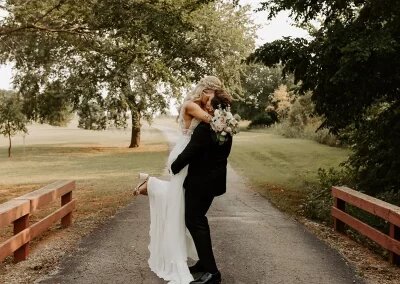 Wedding bridge kiss 400x284 1